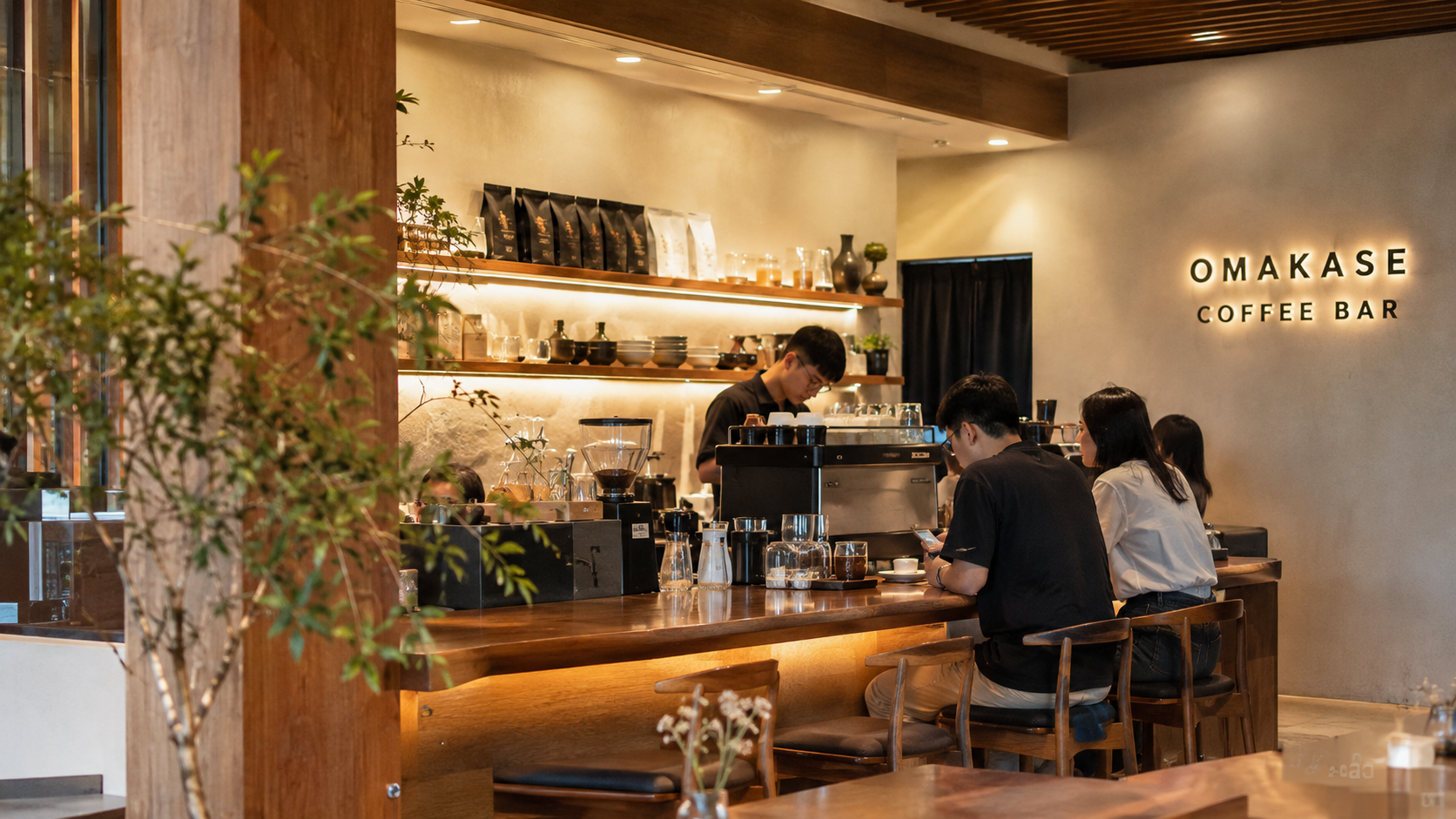Apa Itu Coffee Bar? Kenapa Duduk di Depan Barista Itu Seru